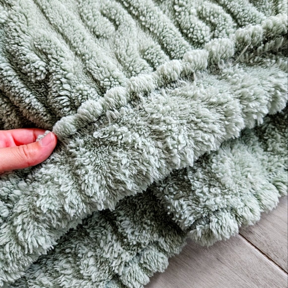 Elegant Green Cable Knit Dress - Picture 5 of 5